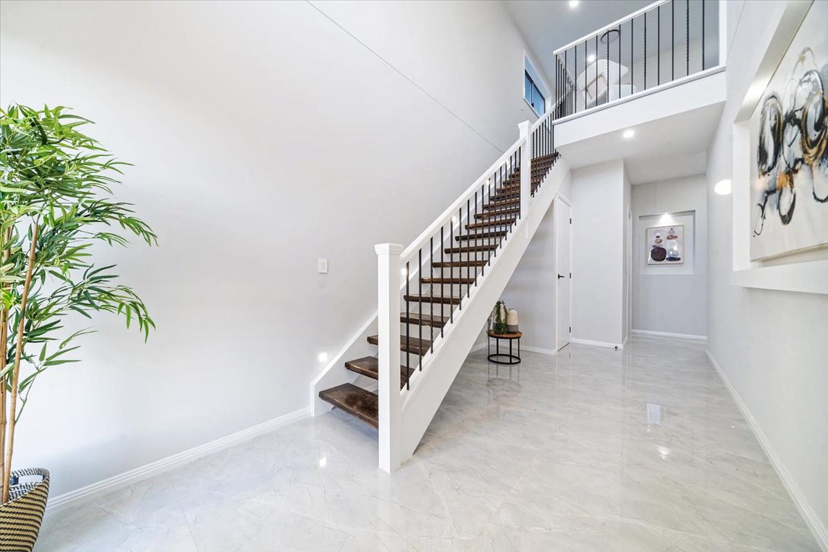 Modern Family Residence gallery photo 4