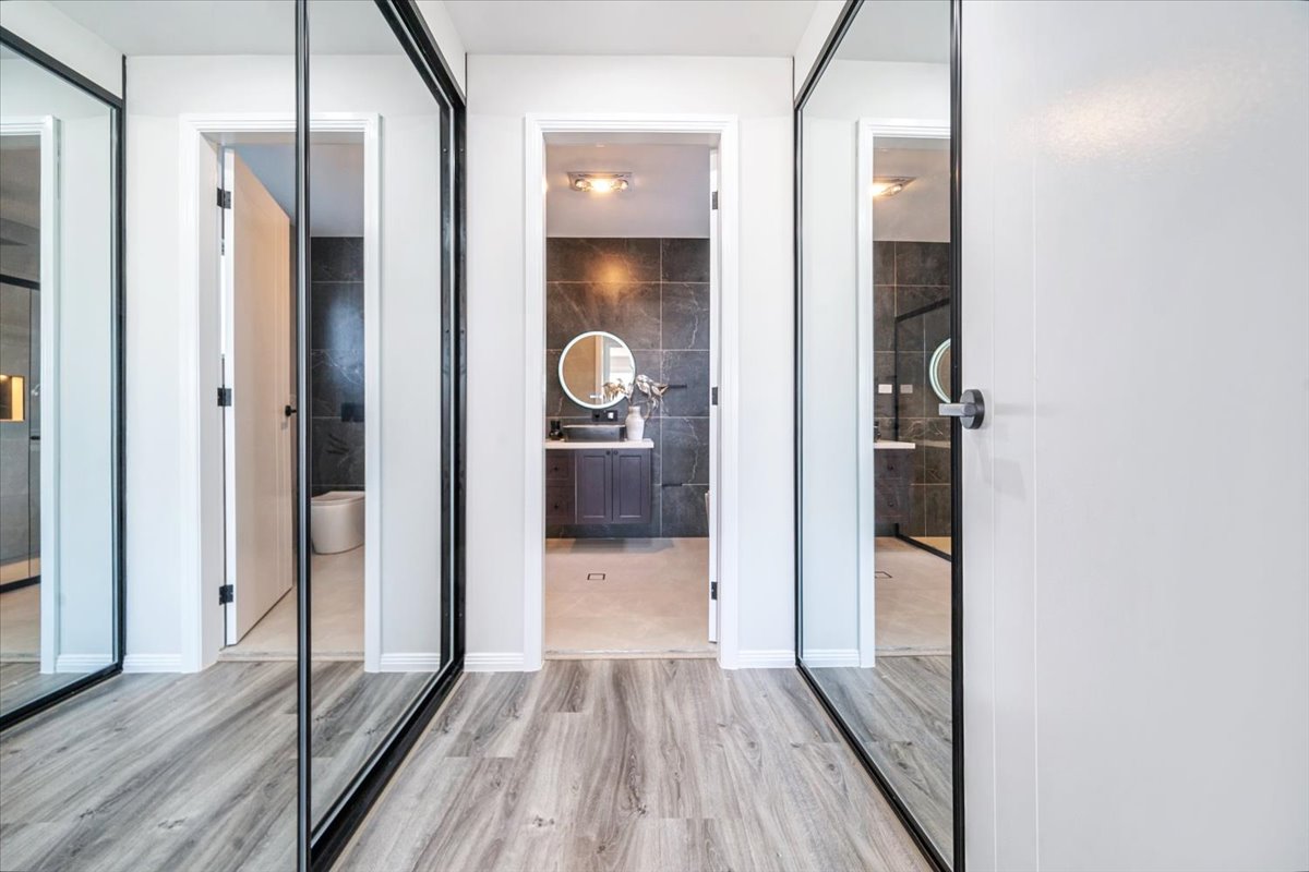Modern Family Residence gallery photo 19