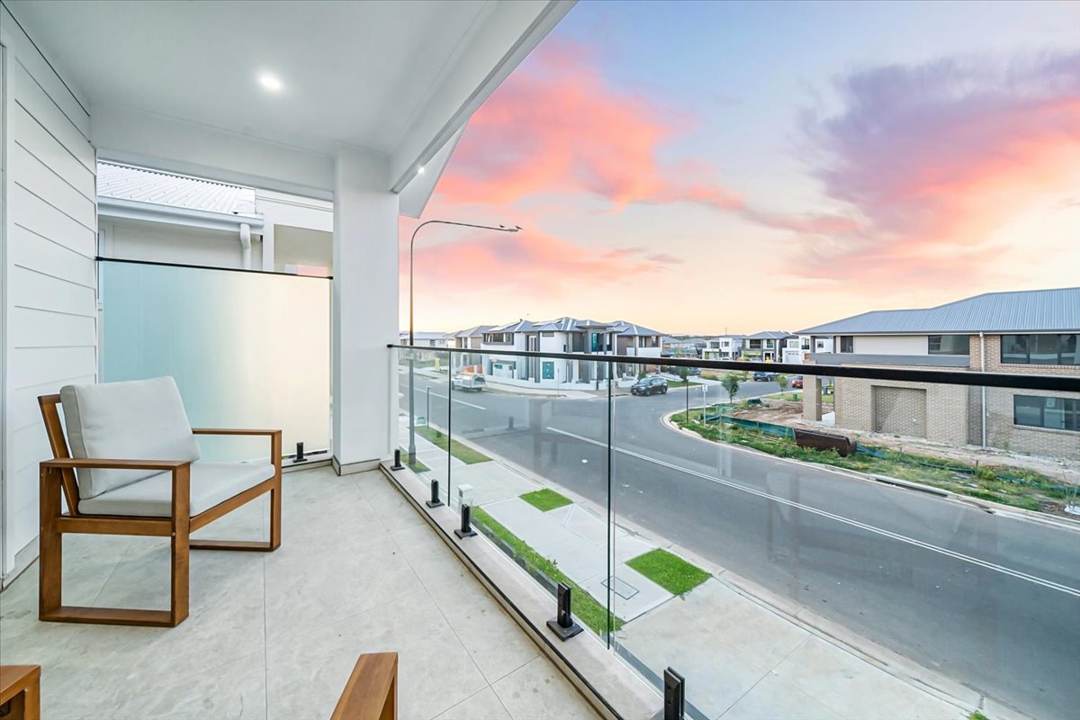 Modern Family Residence gallery photo 26