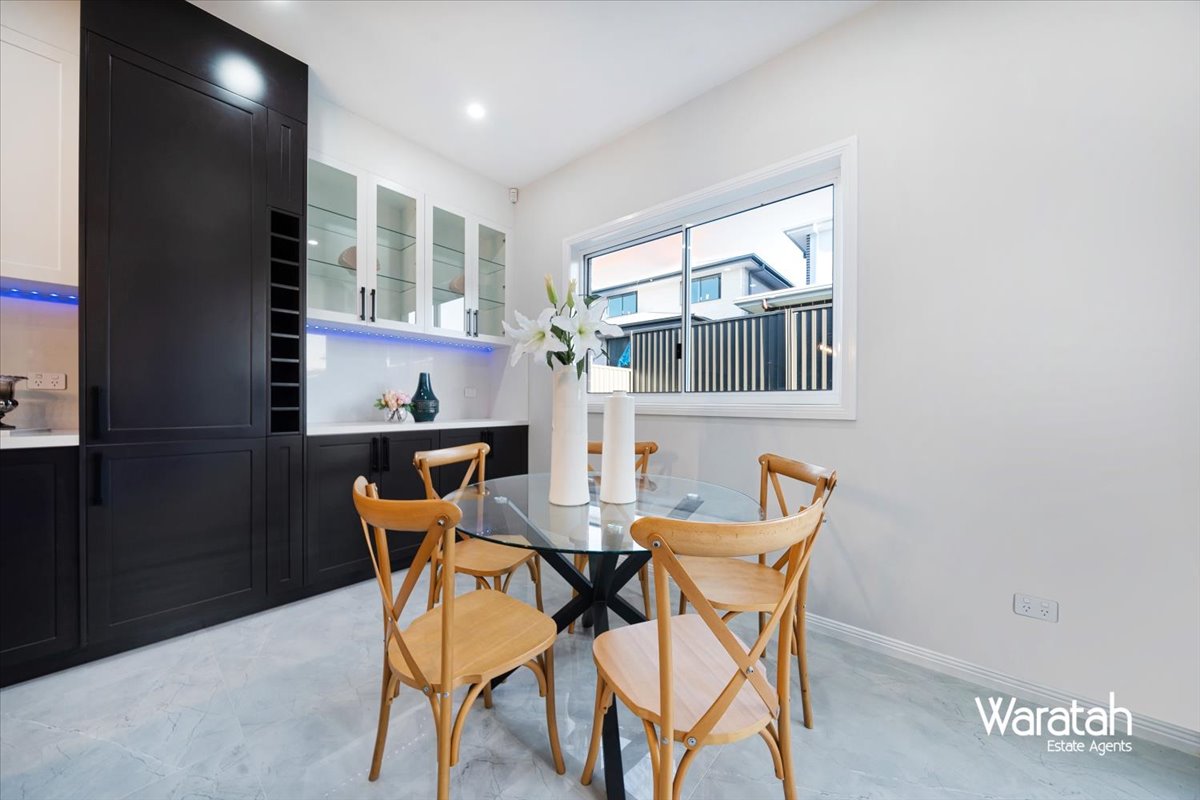 Modern Family Residence gallery photo 35