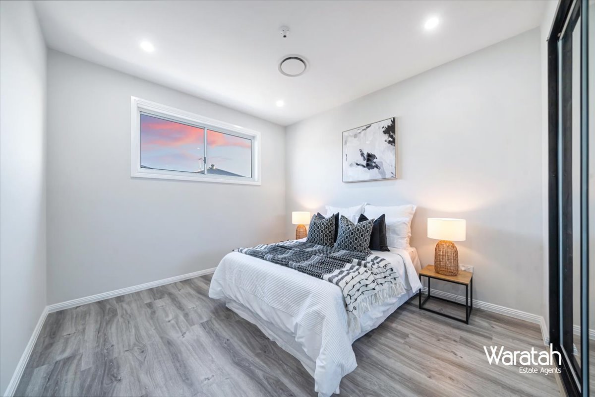 Modern Family Residence gallery photo 47