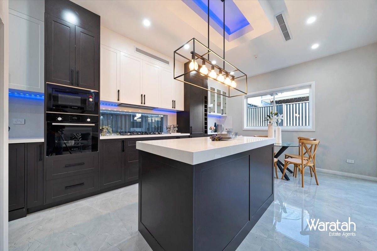 Modern Family Residence gallery photo 51