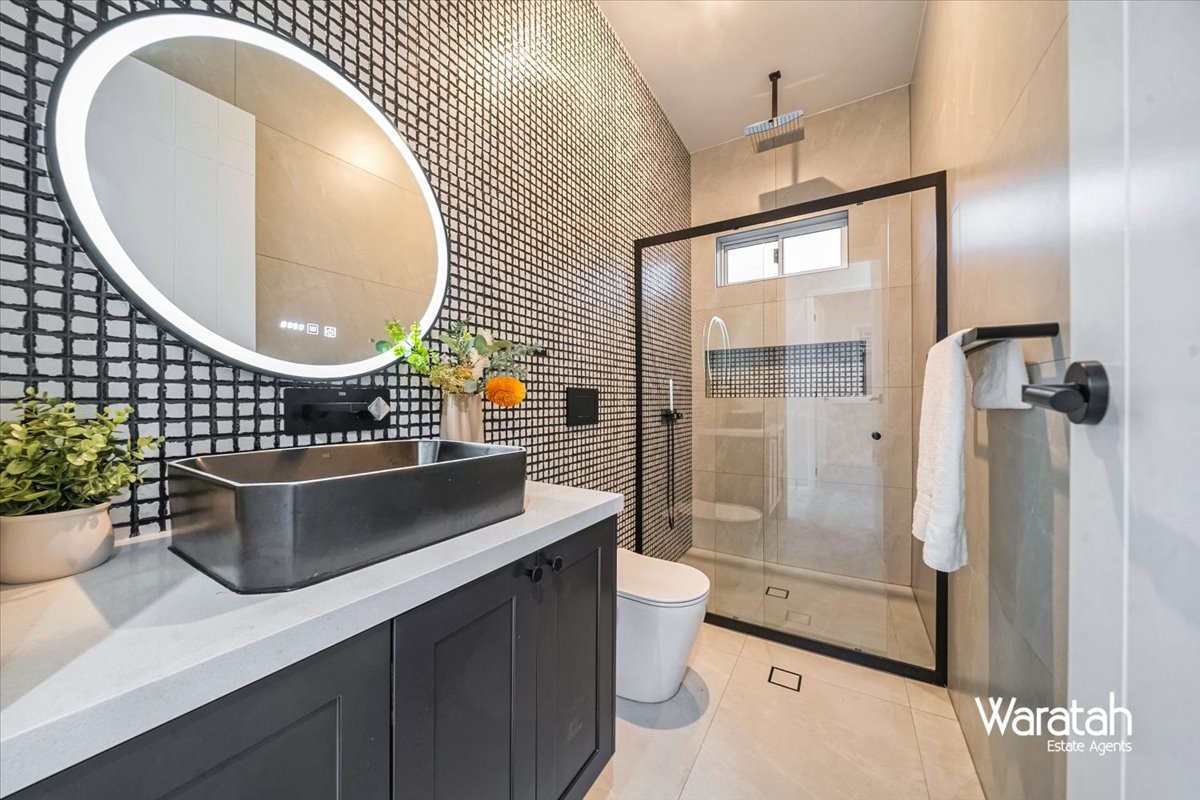 Modern Family Residence gallery photo 53